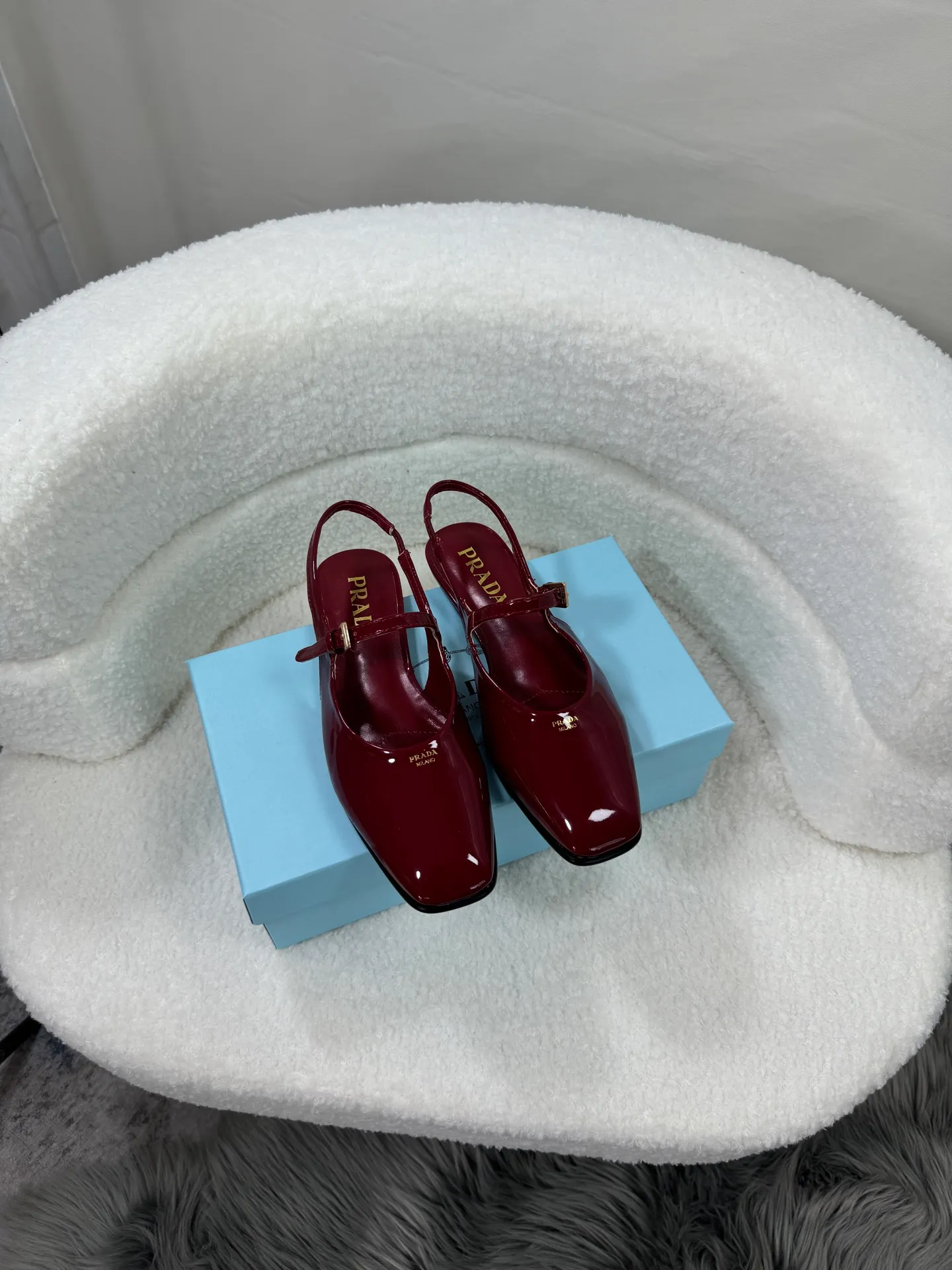 👟👟Ex-factory price 460👟👟Prada top version 🌸2025 launches Prada back-slip shoes, a must-have item for women 🆚😍😍😍——————😍😍😍🆚 💥PRADA's early spring T-stage catwalk show is the same style as "Dreams Never Sleep". Prada can use it on important occasions. The fresh style has a bit of nobility and is perfect on the feet. 💃💃 Wear this shoe with it. It is elegant and crystal clear, regardless of various accessories. The materials are all exclusively customized one-to-one and must be zero-distance from the original. The entire series is full of exciting and unexpected combinations of elements. The expression of different materials and textures of fabrics has a strong artistic flavor, allowing you to appreciate the ever-changing style of Prada girls. Bulling Bulling’s classic + candy color 🍬 paired with a creative letter logo! An eye-catching design! So feminine! Wear it and you will be the most beautiful girl in this gai! 😍😍😍 1⃣ Upper: imported patent leather cowhide 2⃣ Lining: imported mixed sheepskin 3⃣ Outsole: Italian genuine leather outsole 4⃣ Size: 35-40 (41 can be customized)